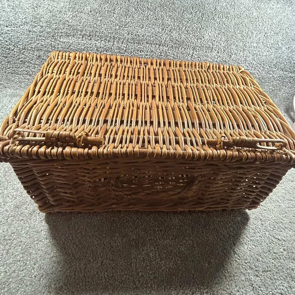 Wicker Picnic Basket Honey Brown Lidded Woven Storage Trunk
